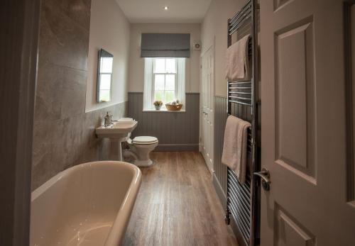 Laundry Cottage: Drumlanrig Castle tesisinde bir banyo