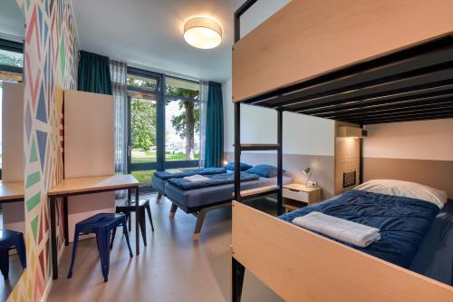Двухъярусная кровать или двухъярусные кровати в номере Stayokay Hostel Maastricht
