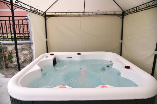 a jacuzzi bathtub in a tent with at Haus Zora Ferienwohnung 7 in Mošćenice