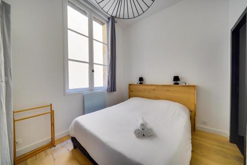 - une chambre avec un lit blanc et une fenêtre dans l'établissement Nice apartment for 2 in historical center, à Bordeaux