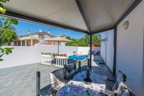 Apartment Vedran with Pool
