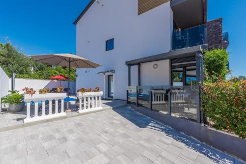 Apartment Vedran with Pool