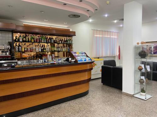 un bar en un restaurante con un estante de alcohol en Hotel Mercure en Castelluccio Inferiore