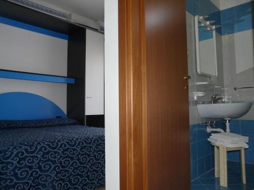 リド・ディ・イエゾロにあるHotel Alteaのバスルーム(ベッド1台、シンク付)