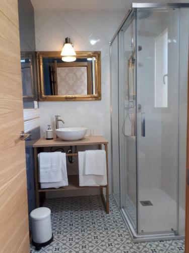 a bathroom with a sink and a shower at Alojamientos el Paramo in San Vicente de la Barquera