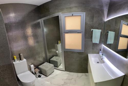 Ένα μπάνιο στο PENTHOUSE IN THE SEA, Tauro