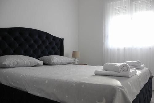 een slaapkamer met een bed met handdoeken erop bij Villa Lila in Mostar