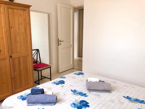 a bedroom with a bed with two towels on it at Case Vacanza Mare Nostrum in Torre delle Stelle