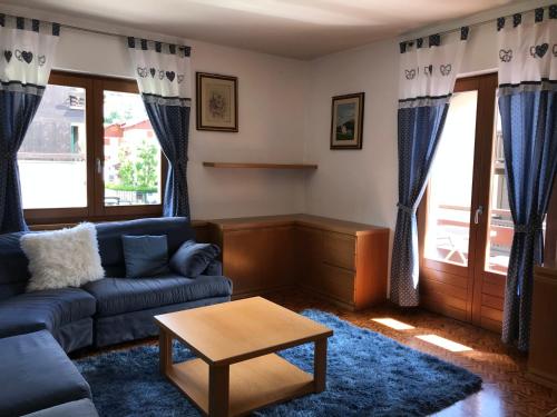 ein Wohnzimmer mit einem Sofa und einem Tisch in der Unterkunft Chalet Bormino in Bormio