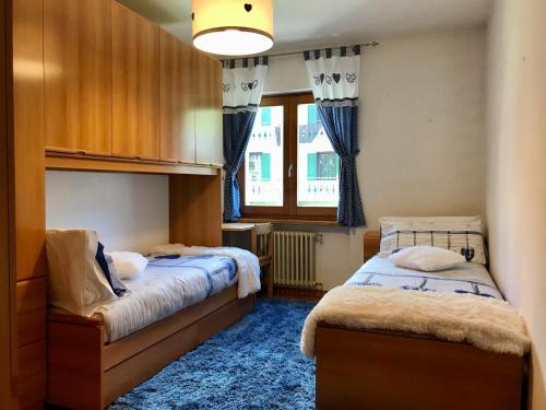 1 Schlafzimmer mit 2 Betten und einem Fenster in der Unterkunft Chalet Bormino in Bormio