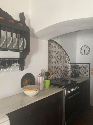una cocina con fogones y un bol en una encimera en El estudio - beautiful apartment in historic old town, en Jimena de la Frontera
