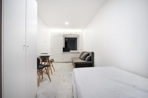 um quarto com uma cama e uma sala de estar em Revolution Aparts - Rewolucji 27 em Lódź