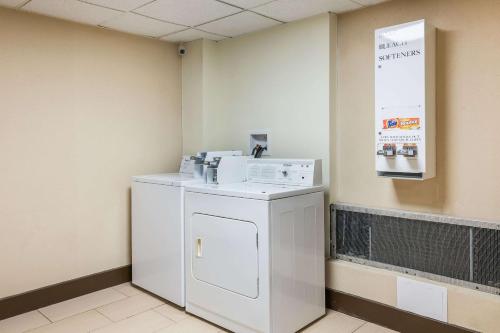 a washer and dryer in a room at Econo Lodge Quakertown in Quakertown