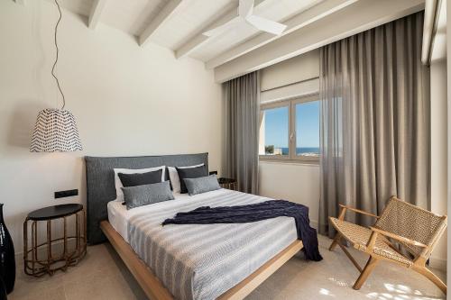 sypialnia z łóżkiem i dużym oknem w obiekcie Luxurious villa Kokomo Gaia with Private Pool, 400m to beach w mieście Ligaria