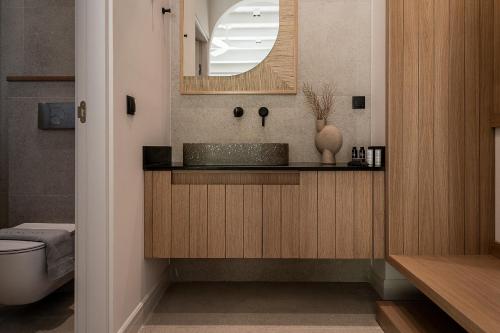 A bathroom at Luxurious new villa Kokomo Gaia w/ Private Pool, 400m to beach