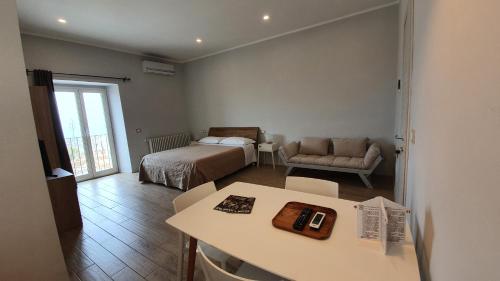 Habitación pequeña con cama y mesa con sidra de mesa en Anaka sweet home, en Agrigento