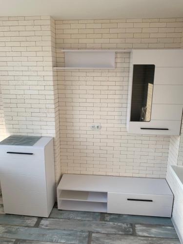 Квартира в новострое في أوديسا: حمام أبيض مع حوض ومرآة