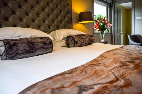 Ein Bett oder Betten in einem Zimmer der Unterkunft Craigmhor Lodge & Courtyard