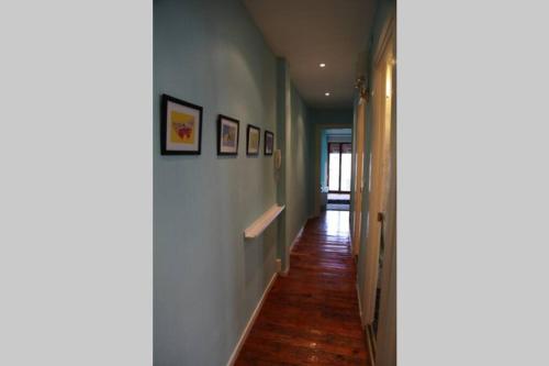 - un couloir avec des murs blancs et du parquet dans l'établissement Apartamento Journalist, à Saint-Sébastien