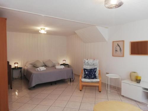 una camera con un letto e una sedia di Iris1 IUN P2304 a Cala Gonone