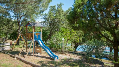 um parque infantil com escorrega num parque em Domaine de Sonia - Logements éco-insolites em Porto-Vecchio