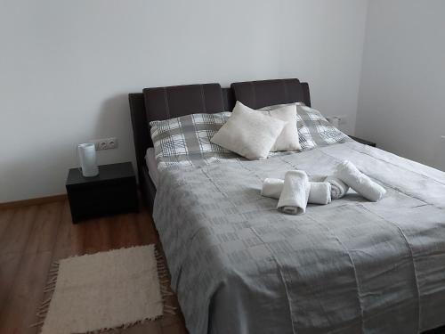 sypialnia z łóżkiem i dwoma ręcznikami na nim w obiekcie House Nr. 10 w Hévízie