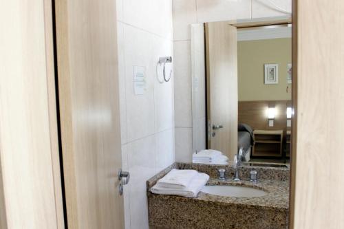 Kylpyhuone majoituspaikassa Francisco Beltrão Palace Hotel