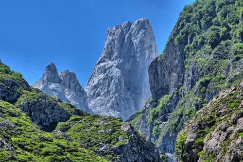 a mountain in the middle of a canyon at La Congosta mágica aldea rodeada de montañas in La Plaza