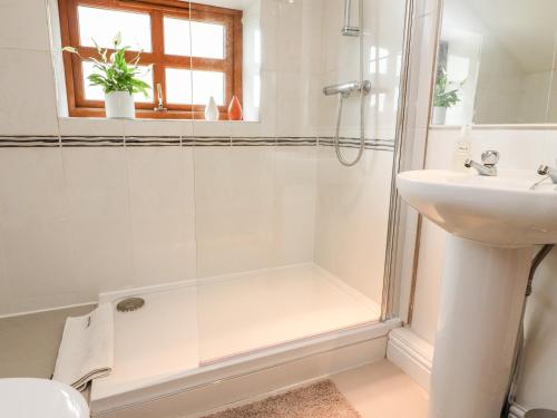 een badkamer met een douche en een wastafel bij The Smithy in Clitheroe