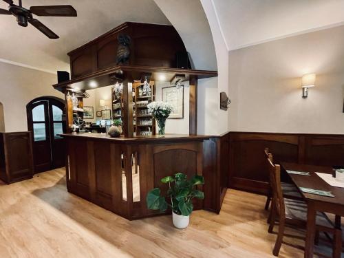 a bar in a dining room with a table at Pension Silvie in Vlašim