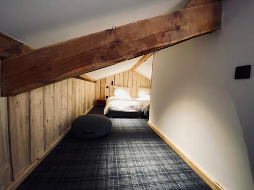 a bedroom with a bed in a attic at Hôtel 16 | 150 Montagne & Spa Nuxe in Vars