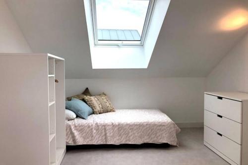 a small bedroom with a bed and a window at NOUVEAU: La cabine du bout du monde - Les Pierres Noires - votre résidence finistérienne de haut standing (GL2) in Crozon