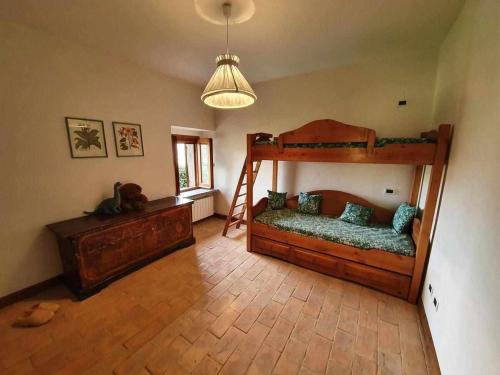 1 dormitorio con litera y escalera en Casale dei Puppi una bellissima casa rustica, en San Venanzo