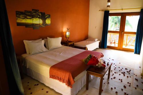 a bedroom with a large bed and a window at Porto Fazenda Hotel in Alfenas