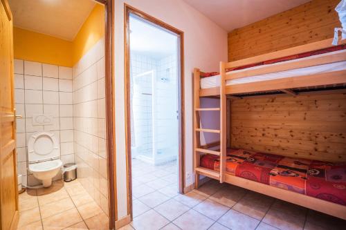 a bathroom with two bunk beds and a toilet at cellier 1 in Les Deux Alpes