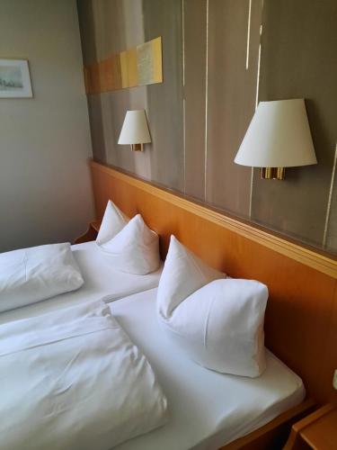 Ein Bett oder Betten in einem Zimmer der Unterkunft Gasthof Zahler