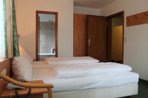 Letto o letti in una camera di Hotel Gasthof zur Linde