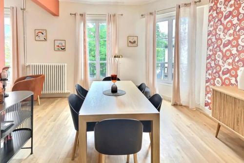 - une salle à manger avec une table et des chaises dans l'établissement CENTRE-VILLE CATHEDRALE ET PARKING GRATUIT, à Reims