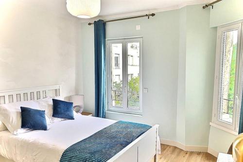 - une chambre avec un grand lit aux accents bleus dans l'établissement CENTRE-VILLE CATHEDRALE ET PARKING GRATUIT, à Reims