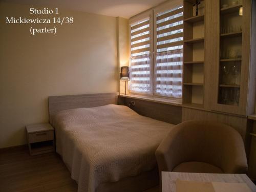 
Łóżko lub łóżka w pokoju w obiekcie Studio Park Saski 1 & 2

