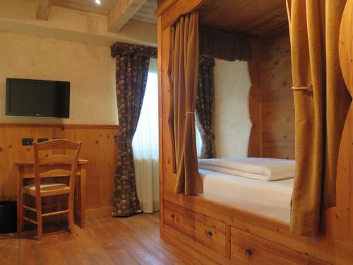 Una televisión o centro de entretenimiento en Hotel Miravidi a Cervinia
