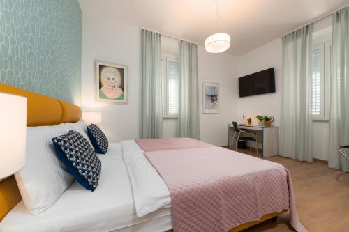Un pat sau paturi într-o cameră la Polesana Rooms
