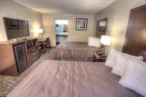 a hotel room with two beds and a television at Econo Lodge Helen in Helen