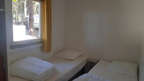 Mobilhomes Quiberon Camping Conguel - Bord de Merにあるベッド