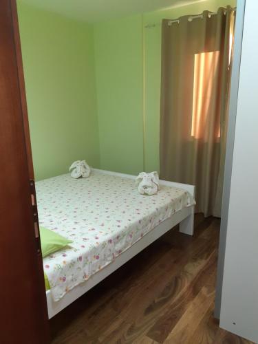 Ένα ή περισσότερα κρεβάτια σε δωμάτιο στο Apartmani Tanja