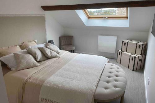 sypialnia z dużym łóżkiem i oknem w obiekcie Un petit coin sous les toits w Épernay