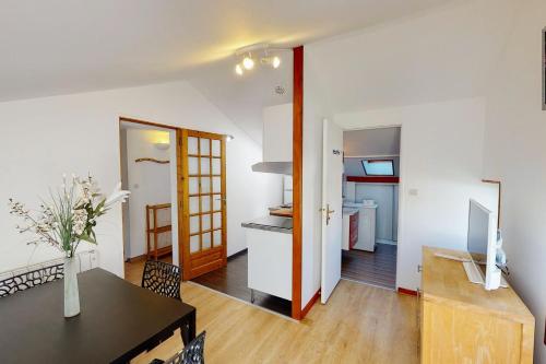 un salon avec une table et une cuisine dans l'établissement Apartment with 2 bedrooms for 4 people in Annecy-le-Vieux, à Annecy