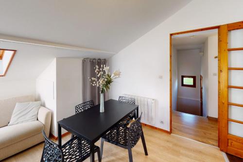 un salon avec une table et un canapé dans l'établissement Apartment with 2 bedrooms for 4 people in Annecy-le-Vieux, à Annecy