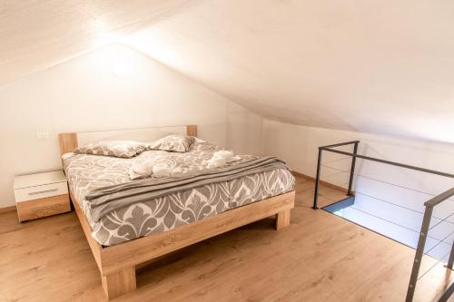 sypialnia z łóżkiem na poddaszu w obiekcie Apartment THE VIEW HerMes arT w mieście Sežana