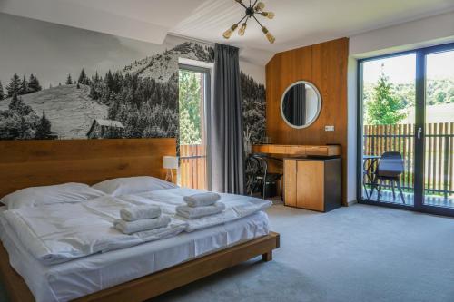 una camera da letto con un letto e asciugamani di Penzión DEER a Valča